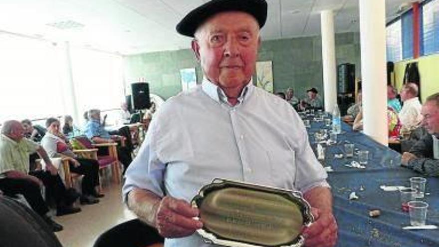 Se homenajeó al socio de más edad, Juan Francisco Andueza.