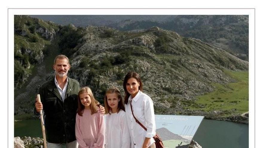 GRAF4652. MADRID, 10/12/2018.- Imagen facilitada por la Casa de Su Majestad el Rey, de la Familia Real posando, el Rey Felipe VI, la reina Letizia, la infanta Sofía y la Princesa Leonor, que felicitan la Navidad y el año 2019 &quot;Con gran afecto y nuest