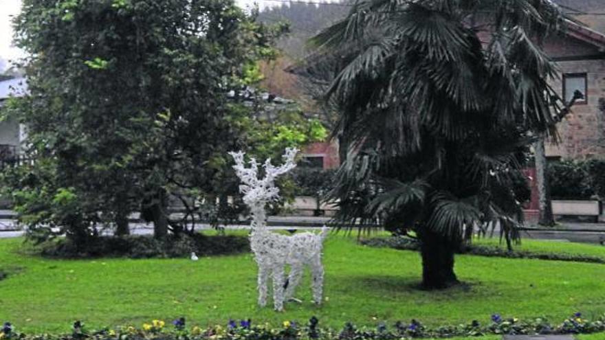 Los ciervos se colocaron en las rotondas de la villa con motivo de la llegada de la Navidad.