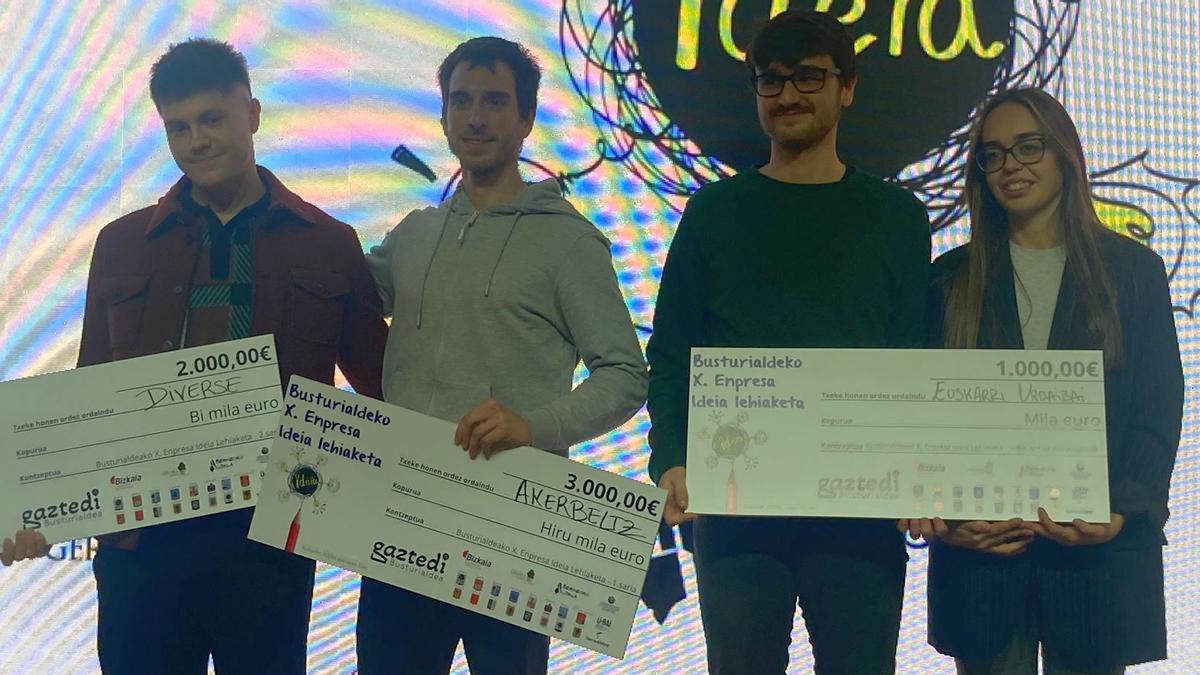 Los ganadores del certamen empresarial, con sus premios.