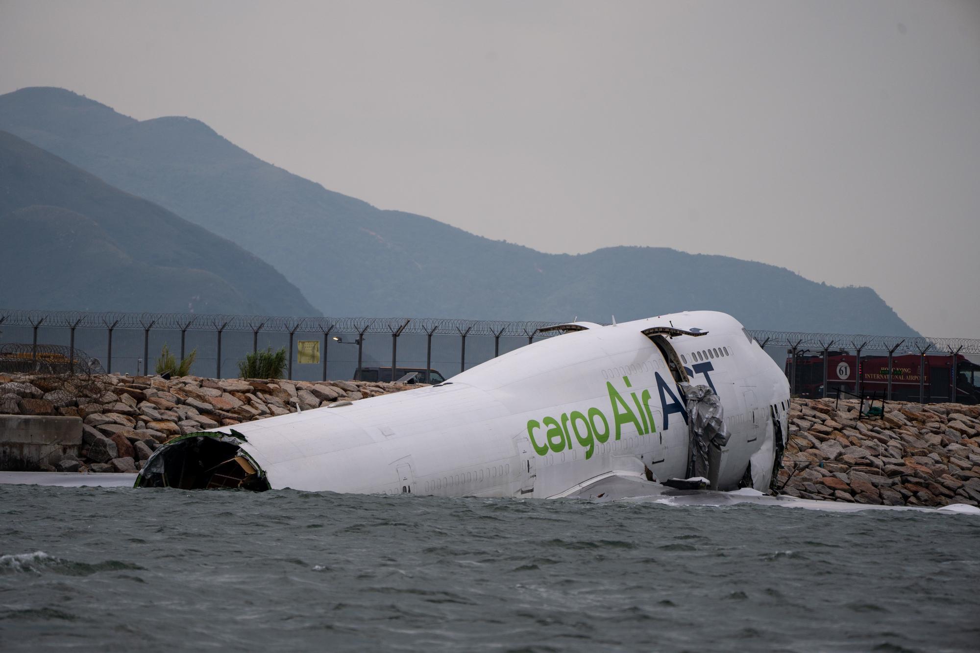 En imágenes: Un Boeing 747-481 de carga pierde el control y cae al mar al aterrizar en Hong Kong