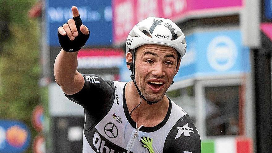 Campenaerts celebra la victoria al esprint ante Riesebeek. Foto: Afp