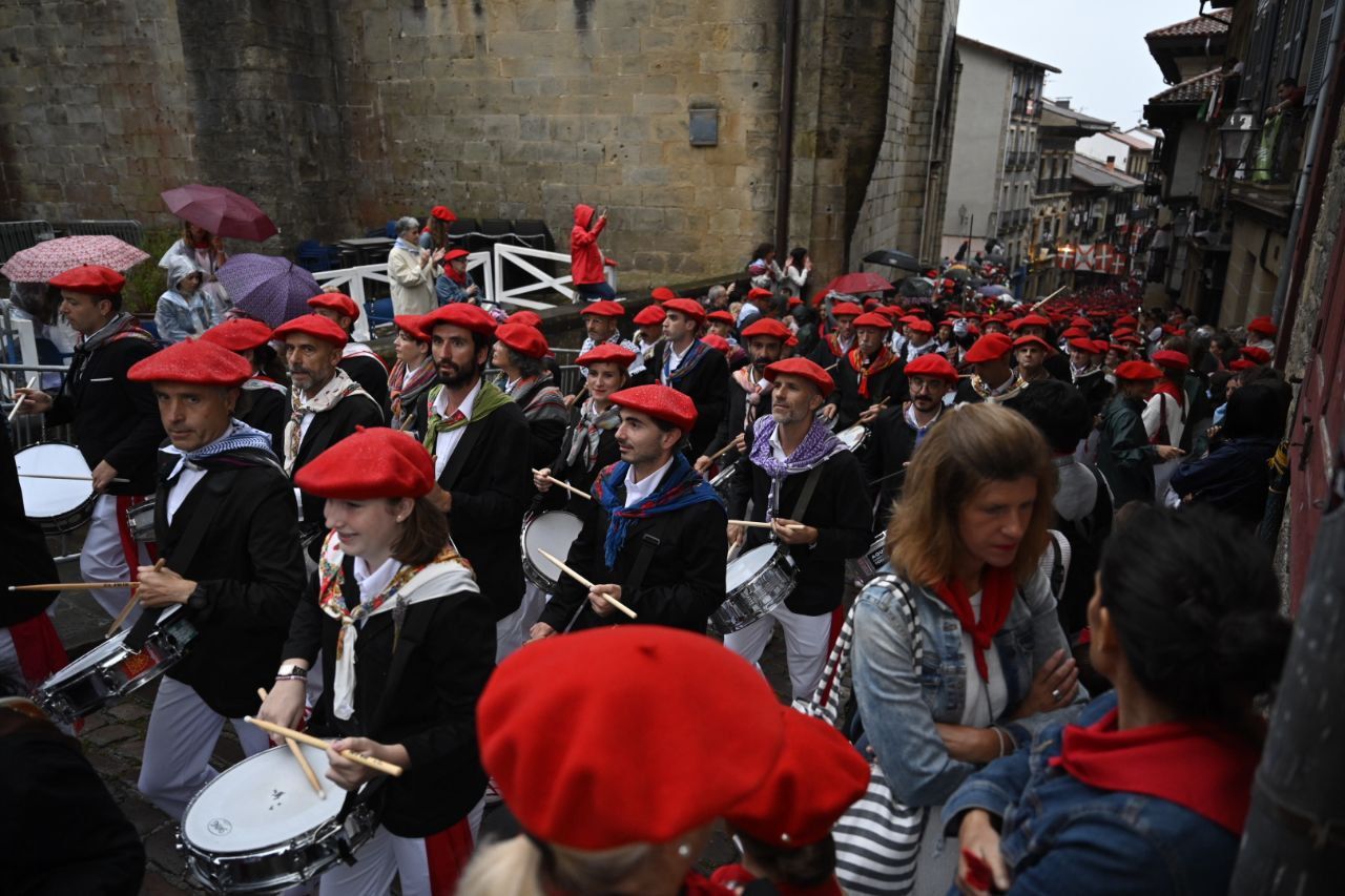 La compañía Jaizkibel desfila en Hondarribia