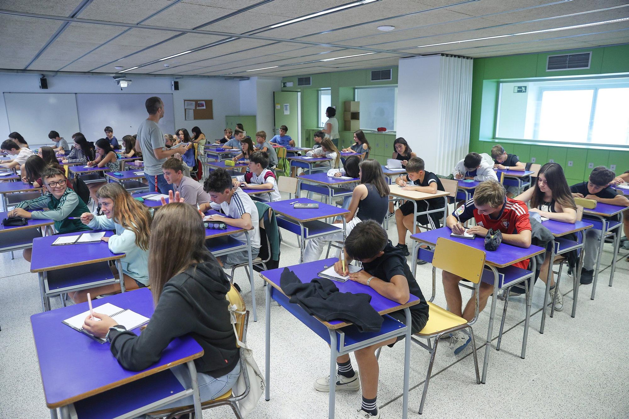 Inicio de curso de secundaria en la ikastola San Fermín en Zizur