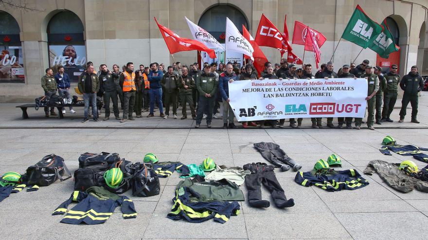 Los guardas de Medio Ambiente se concentran para reclamar más personal y mejoras laborales