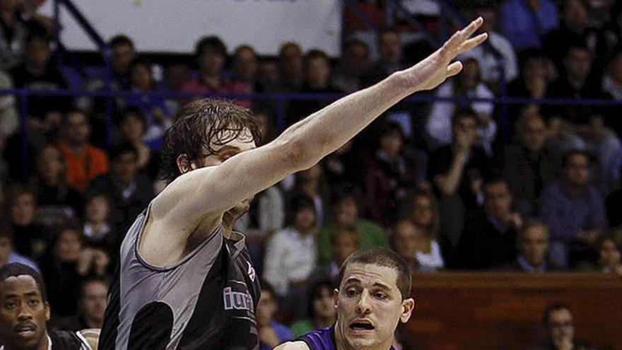 Corrales ante Pasalic, del BIlbao Basket, en un encuentro de la ACB de 2008.