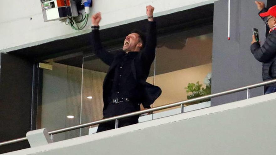 El técnico argentino del Atlético de Madrid, Diego Pablo Simeone, celebra el pase a la final desde un palco.