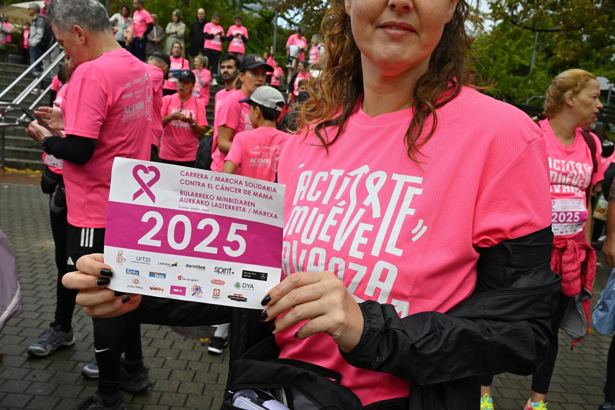 En imágenes: los paraguas tiñen la marea rosa de Bilbao