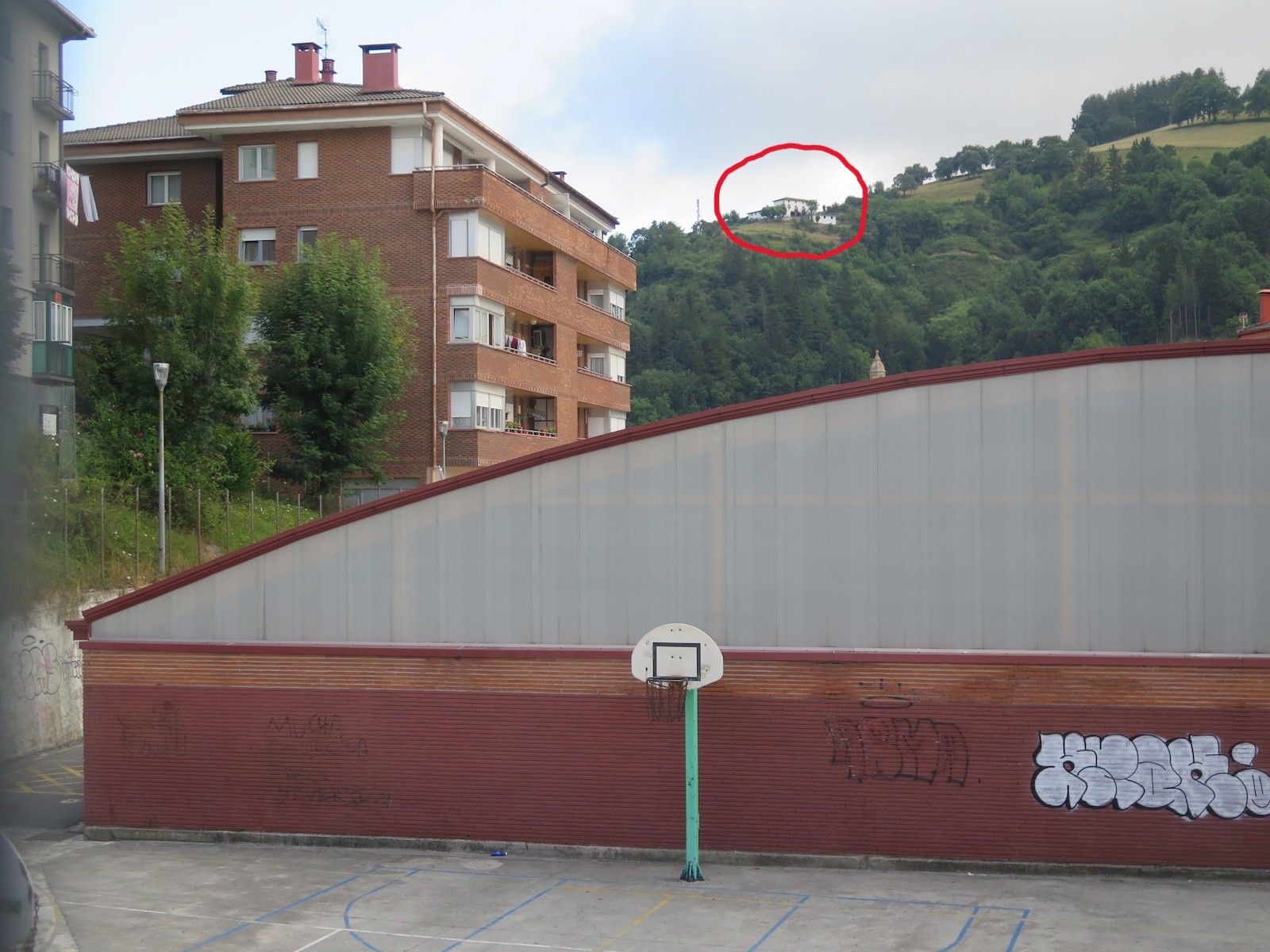 El polideportivo de Urretxu, con Aizpuru al fondo.