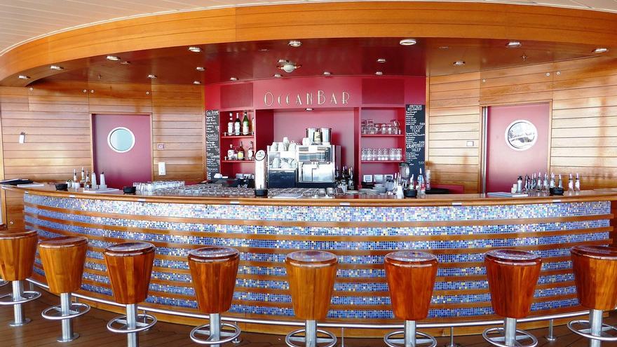 Discuten en un bar de Bermeo por rencillas anteriores y le abre la cabeza con un taburete