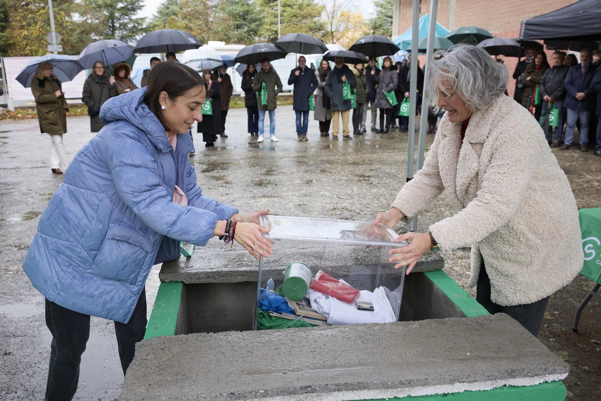 Colocación de la primera piedra del nuevo espacio abierto de la AECC 'La casa de la Vida'