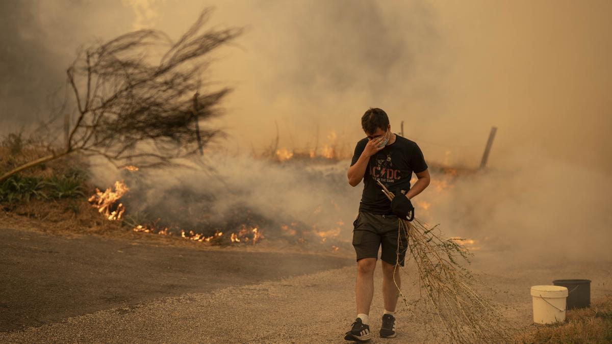 Los incendios no dan tregua en Ourense: los vecinos trabajan en labores de extinción del fuego de Carballeda de Avia