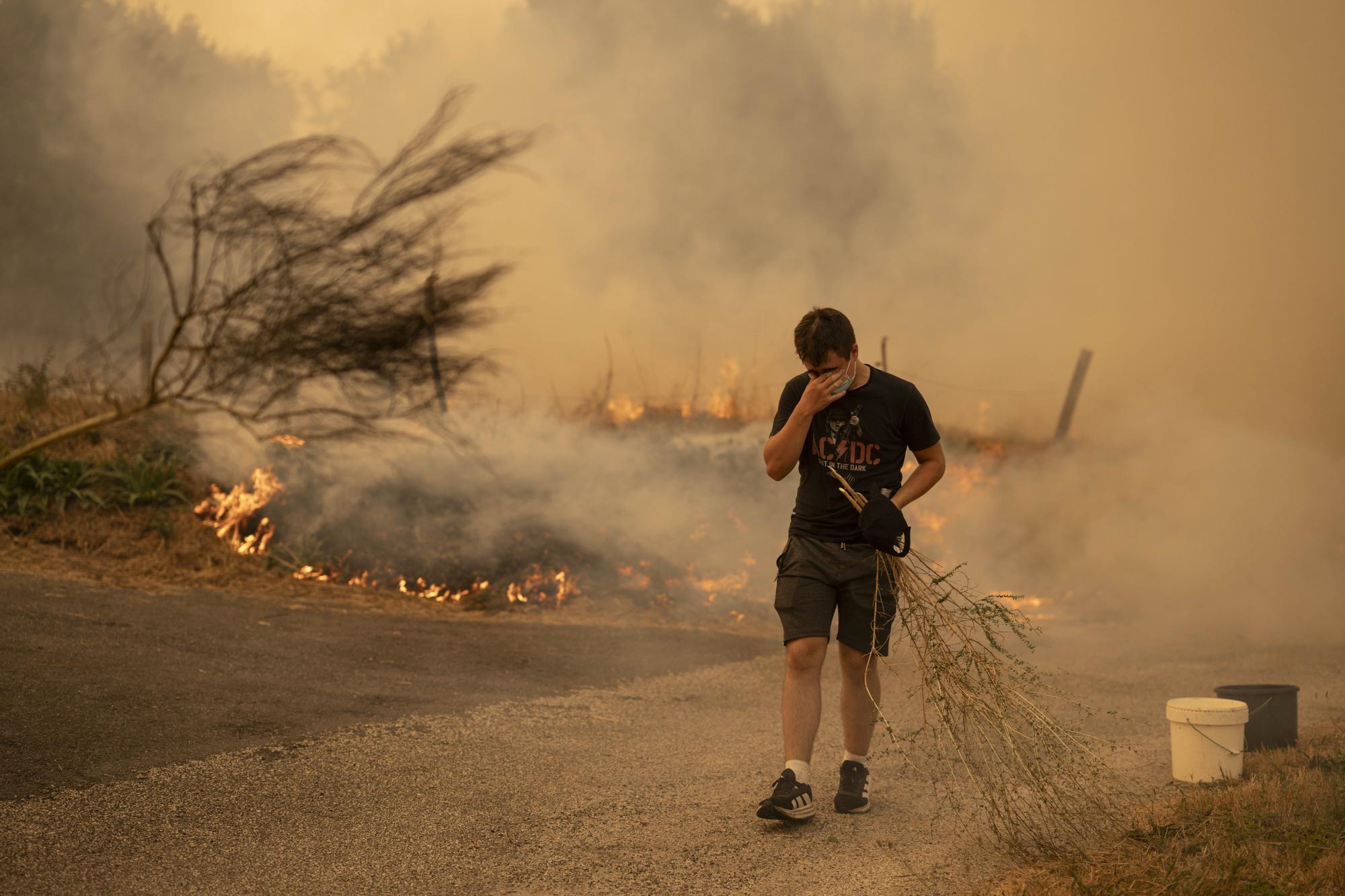 Los incendios no dan tregua en Ourense: los vecinos trabajan en labores de extinción del fuego de Carballeda de Avia