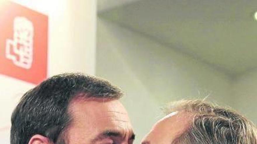 Cariñoso abrazo de Gómez y Antonio Miguel Carmona.