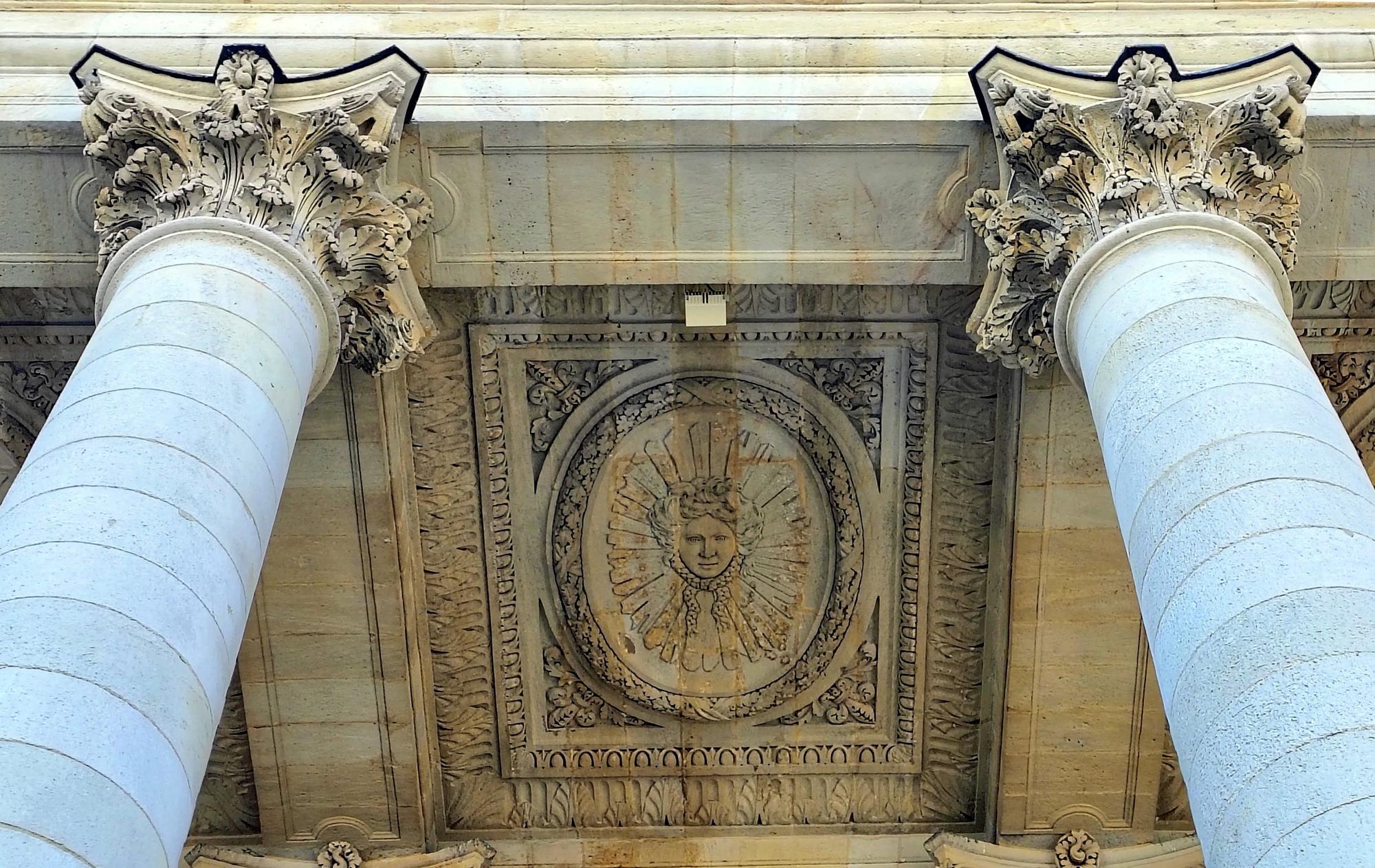 Detalle de la entrada y techo en el Gran Teatro.