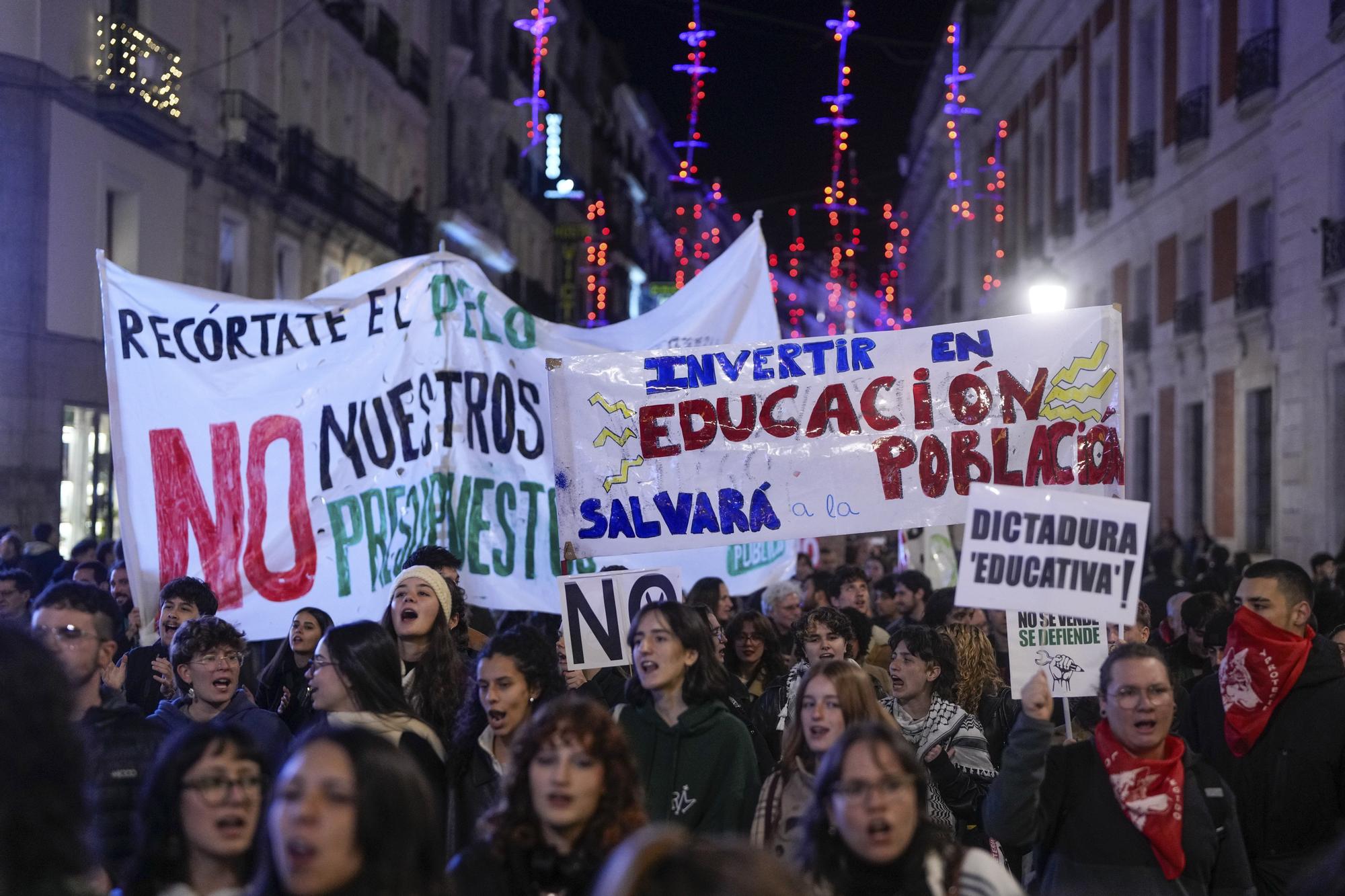 En imágenes: Miles de personas se manifiestan en Madrid contra la "asfixia" de las universidades públicas: "Ayuso privatiza, la uni agoniza"