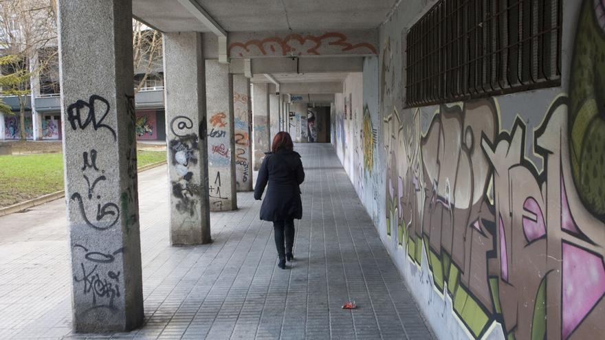 Le pillan robando en una lonja de Vitoria y se lanza a rajar a los ertzainas