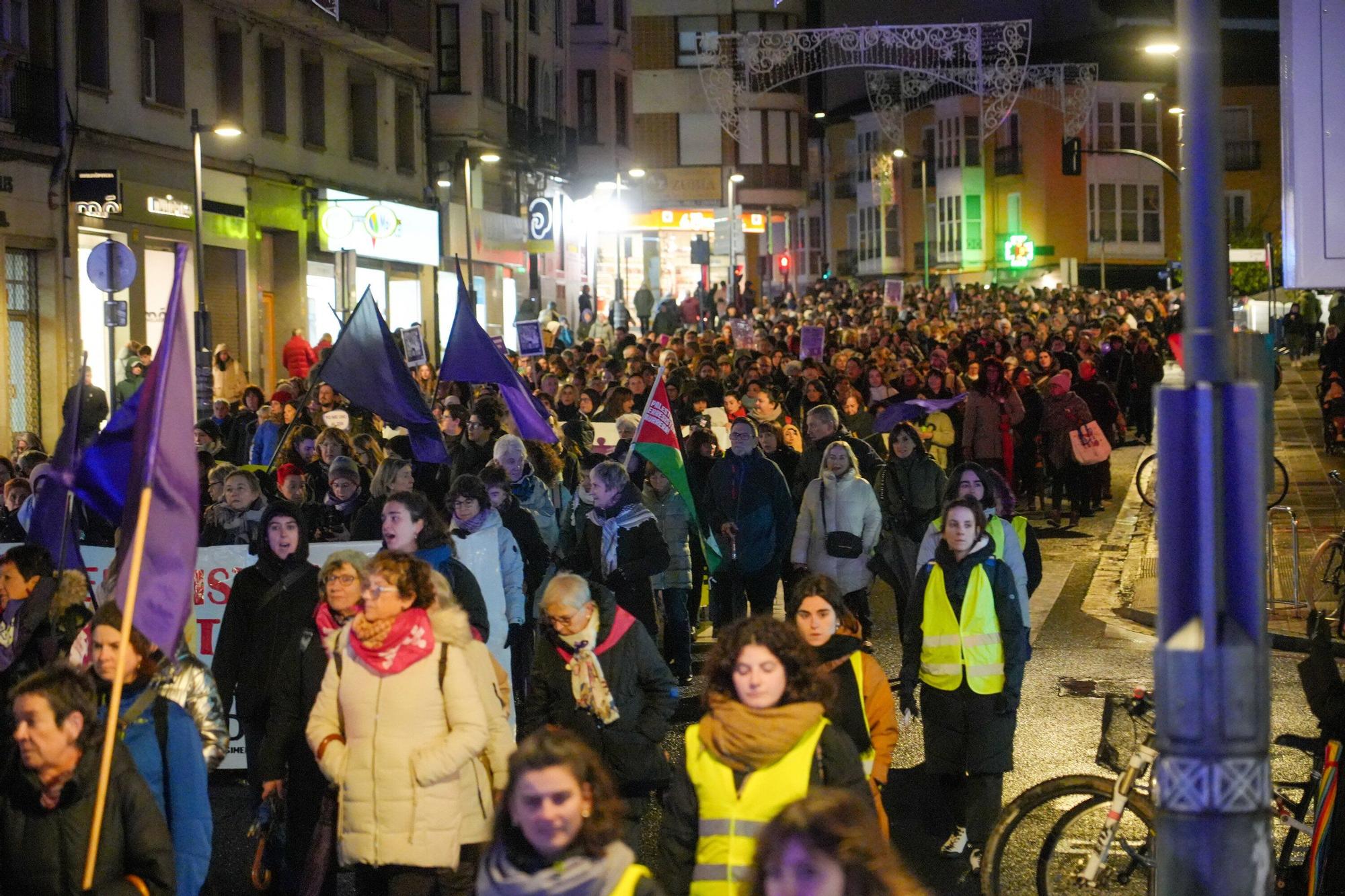 En imágenes: El Movimiento Feminista de Euskal Herria marcha por Vitoria el 25N