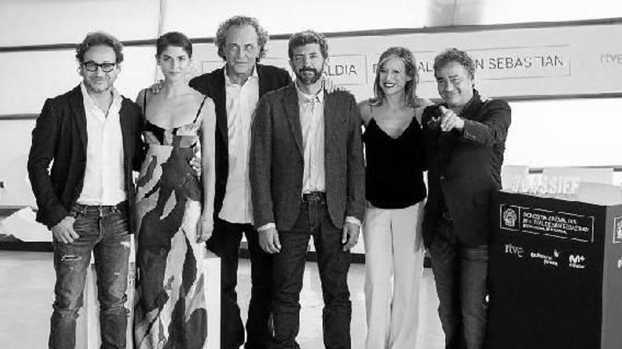 Carlos Santos, Alba Galocha, José Coronado, Alberto Rodríguez, Marta Etura y Eduard Fernández, ayer en el Zinemaldia.
