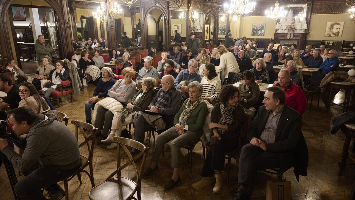 Concurrida presentación de la publicación del alcalde de Pamplona en el Nuevo Casino.