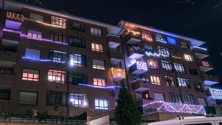 Casi 2.000 balcones iluminan Etxebarri para empujar a Aingeru