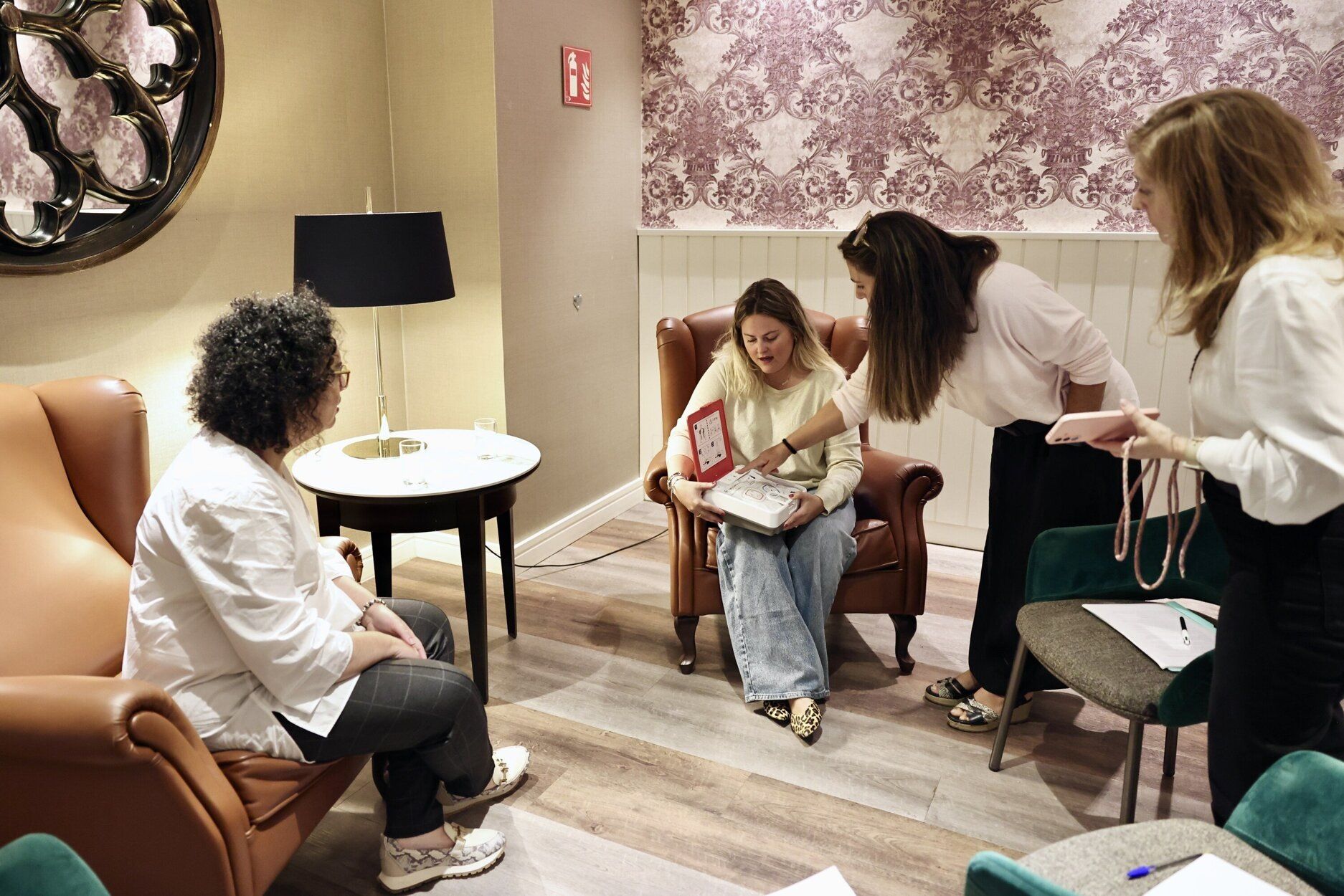 Ainhoa Unibaso mostró el funcionamiento del desfibrilador de Bexen Cardio.