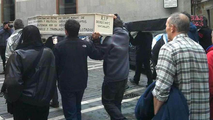La marcha fúnebre, en su trayecto por las calles del Casco Viejo de Pamplona.