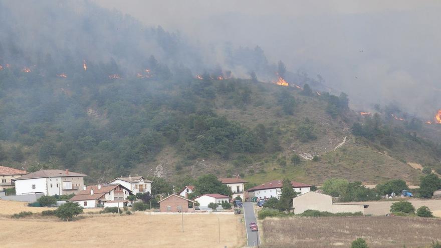 Un gran incendio en Ezkabarte quema más de 400 hectáreas en 24 horas