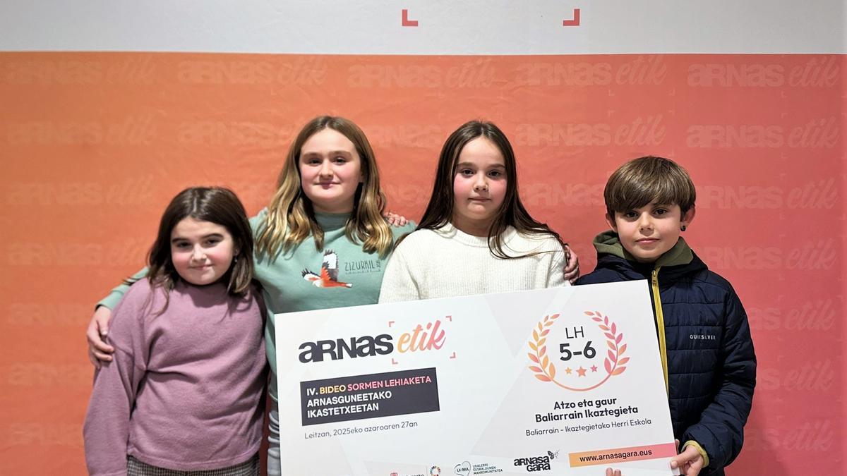 Alumnado ganador del premio en la categoría de 5º y 6º de Primaria, de Baliarrain.