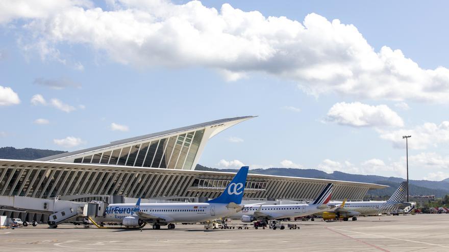 El aeropuerto de Bilbao mueve más pasajeros que nunca con menos vuelos