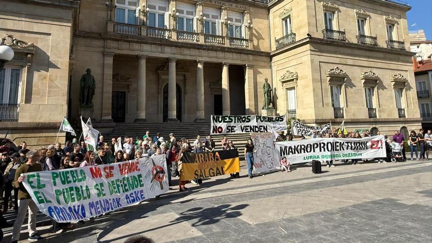 Una concentración en Vitoria rechaza los macroproyectos eólicos y fotovoltaicos proyectados en Álava