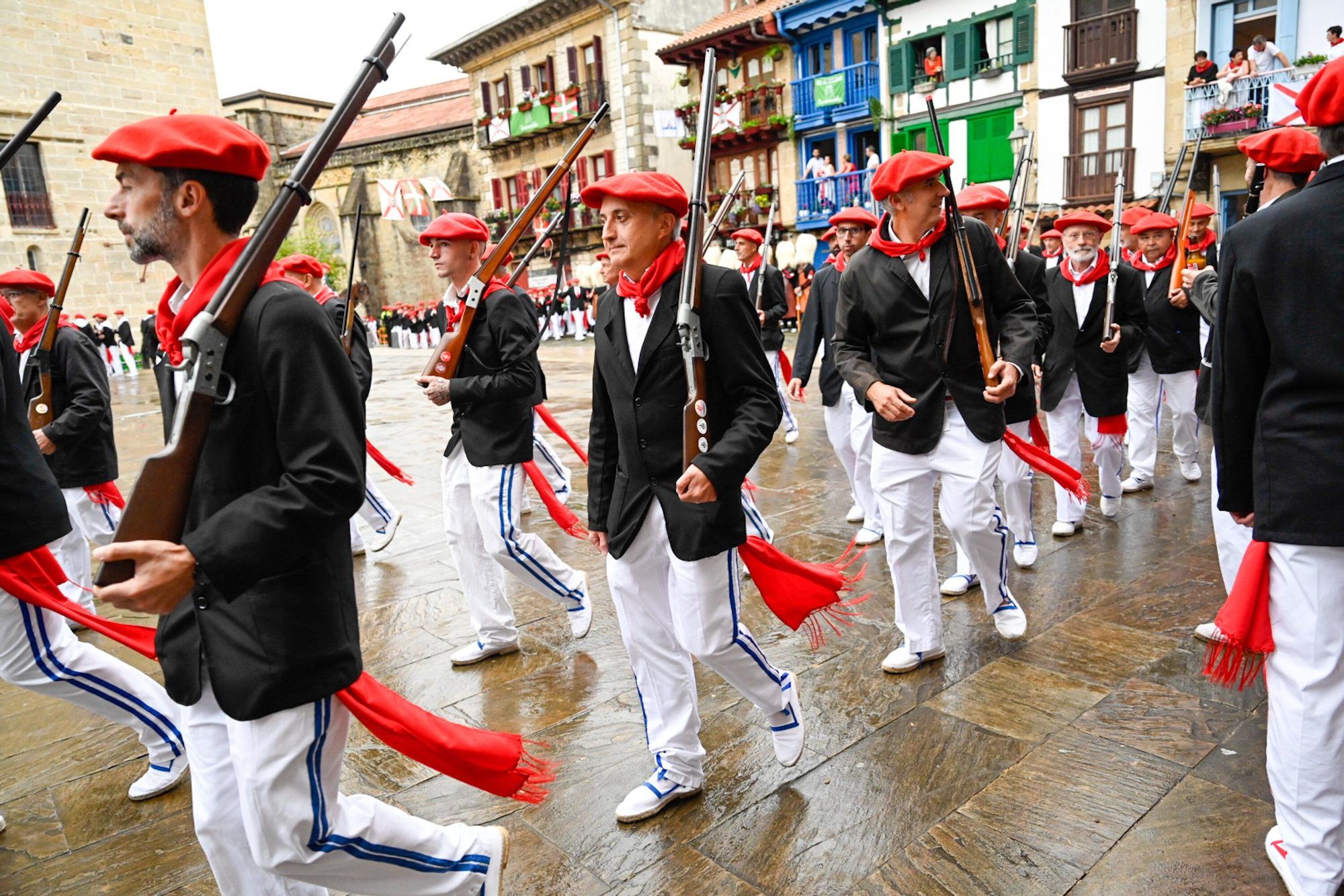 Fotos del Alarde tradicional 2025 por las calles de Hondarribia