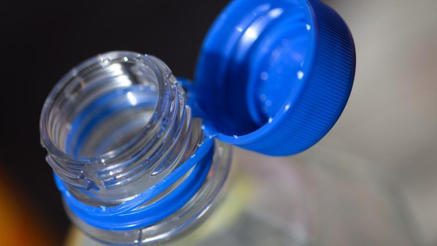 La FIFA rectifica y permitirá entrar con botellas de agua en los estadios durante el Mundial