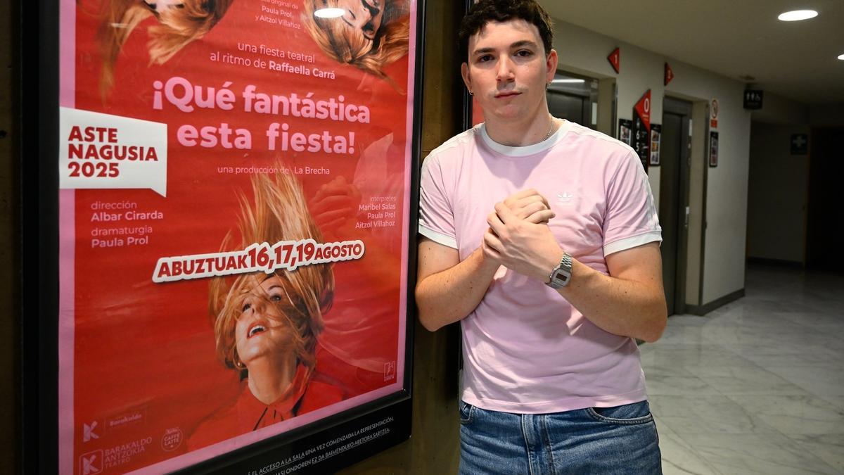 Albar Cirarda posa con el cartel de la obra en el Teatro Campos de Bilbao.
