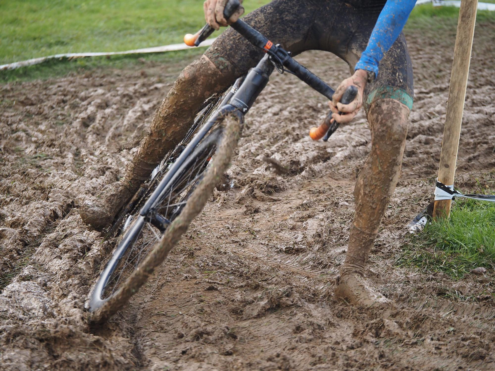 El barro se sumó al espectáculo de ciclocross en Elgoibar