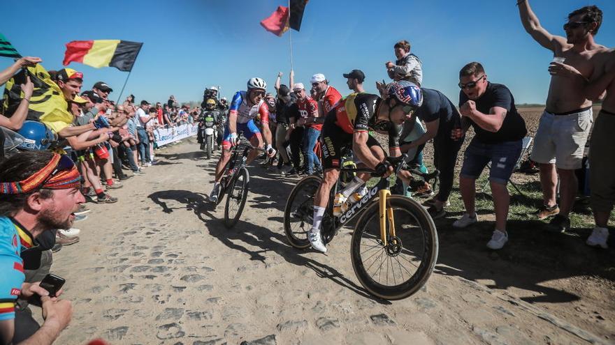 Van Aert, durante la París-Roubaix.