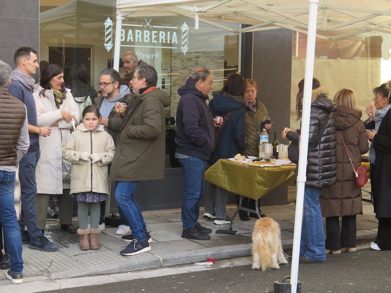 La fiesta de reapertura de la peluquería Itxura de Zumarraga