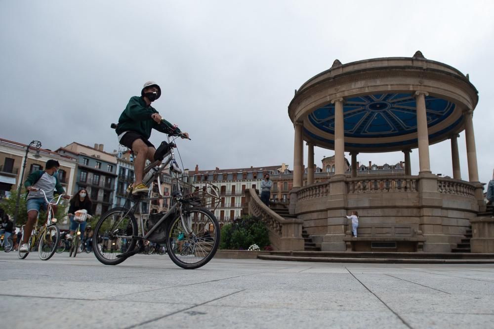 Gente reunida antes de iniciar la marcha denominada "Masa crítica", un movimiento global que, una vez al mes, reivindica de forma festiva el espacio de la bicicleta en las ciudades.
