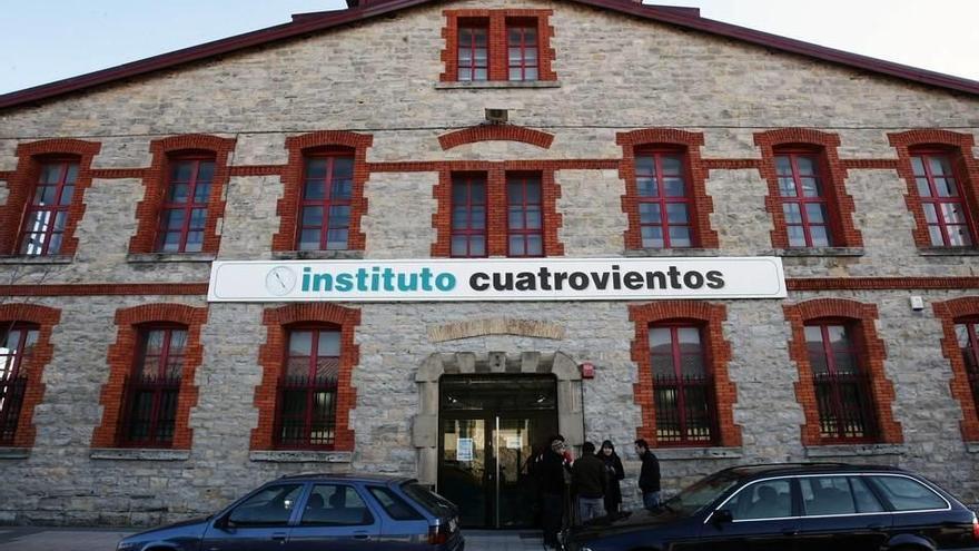 Fachada del Instituto Cuatrovientos de Pamplona, que en 2010 cumplió 25 años.
