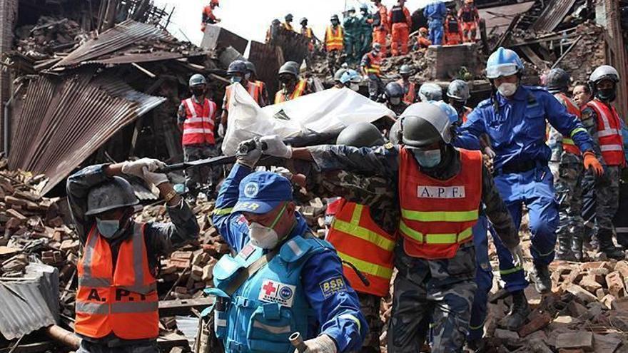 Los montañeros lanzan un SOS para ayudar a los damnificados por el terremoto en el Himalaya