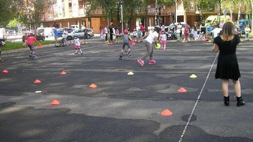 Curso de patinaje en el barrio de Karabel.