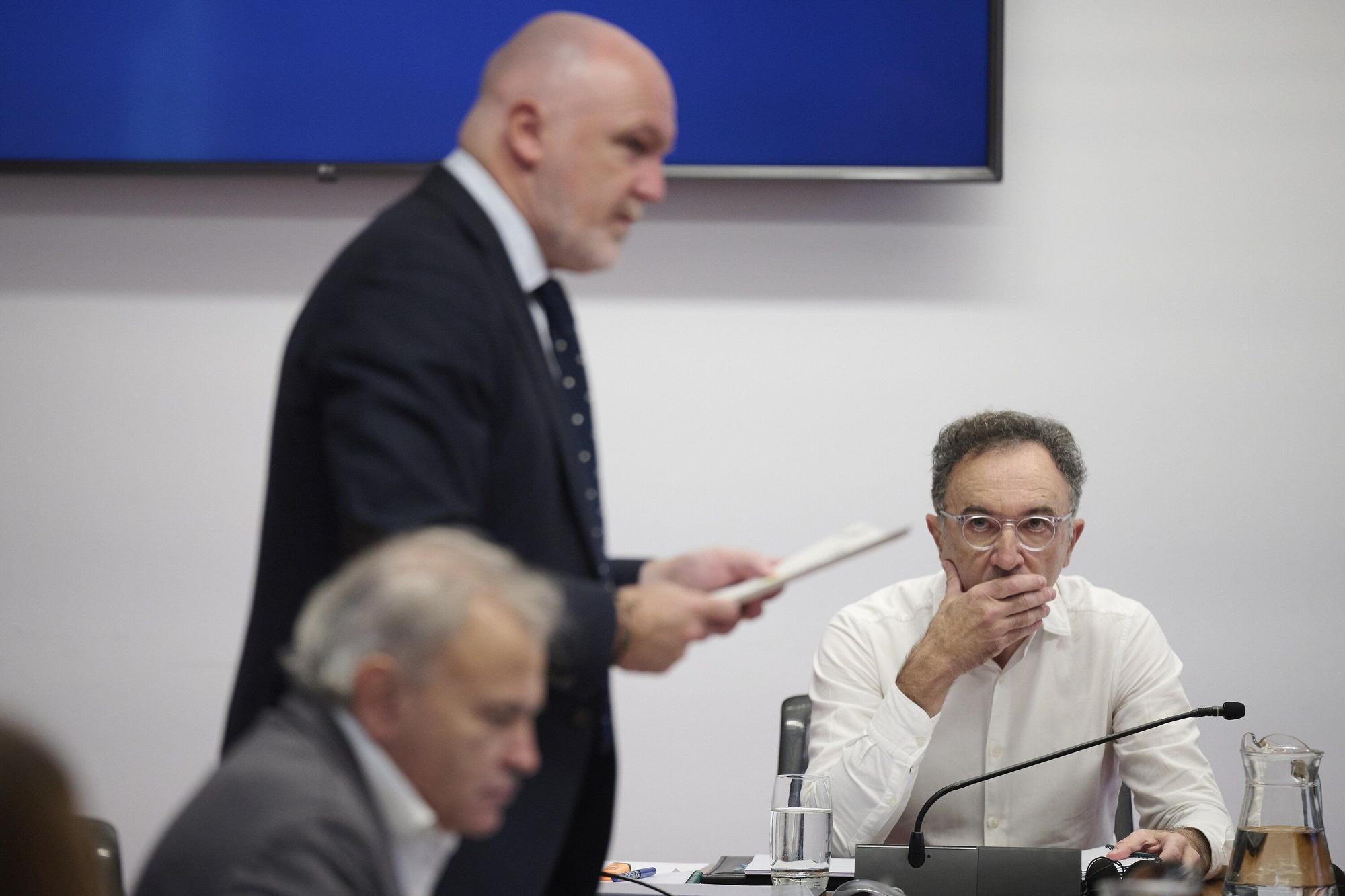 Fotos de la comisión de investigación de las obras de Belate en la que declara el jurista Gonzalo Pérez Remondegui