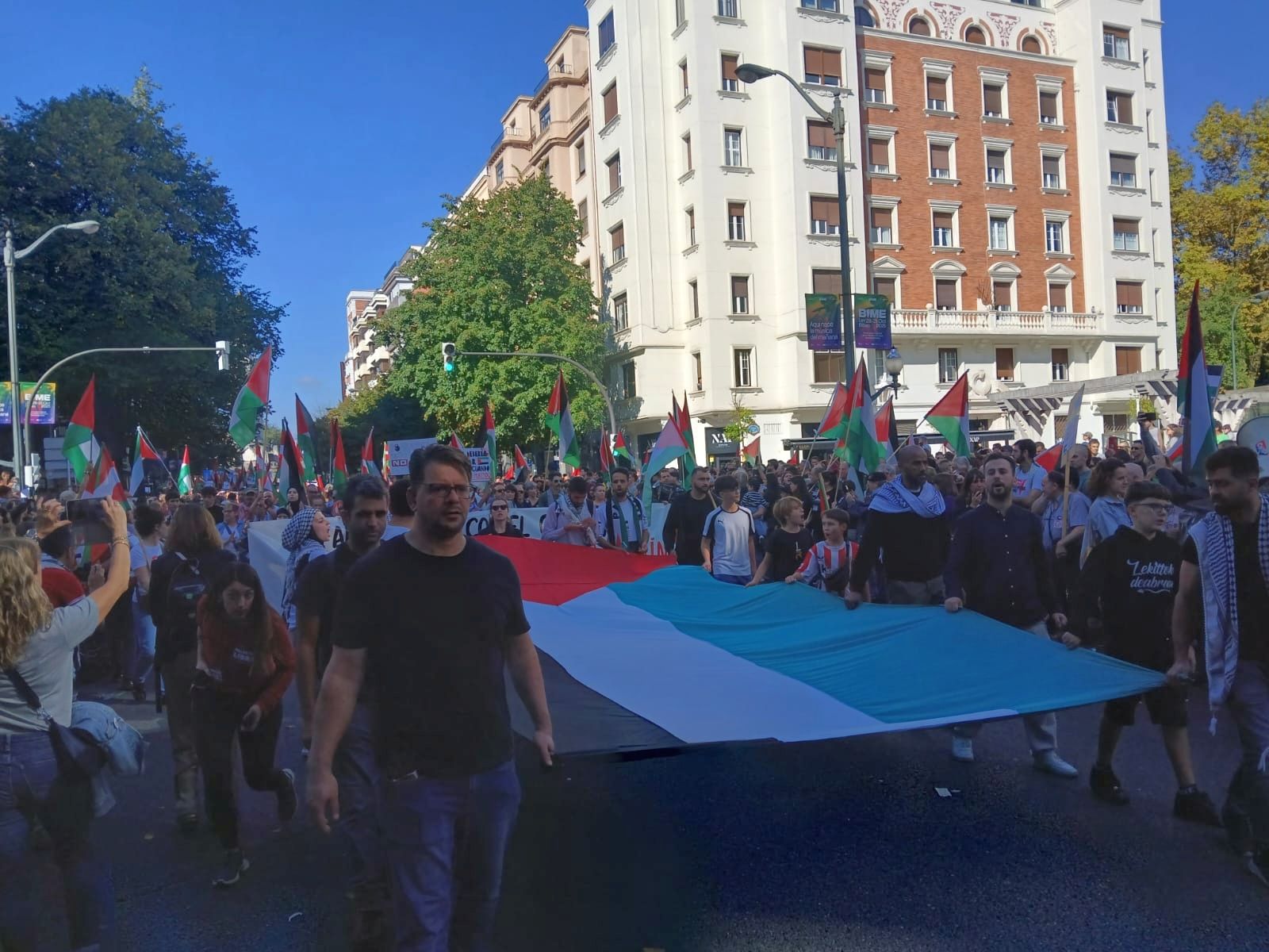 Miles de personas se manifiestan en Bilbao en apoyo al pueblo palestino