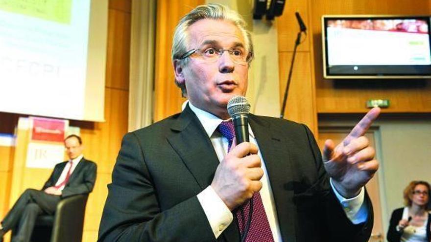 El juez Garzón responde a preguntas de periodistas franceses en su última visita a París.
