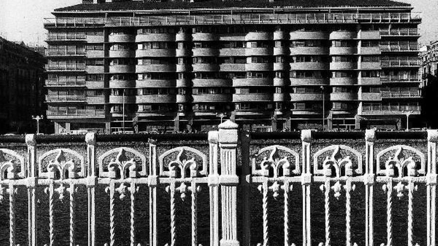 Edificio de viviendas de Ramón Mª Lilí, en Donostia, diseñado por Moneo entre 1969 y 1973.