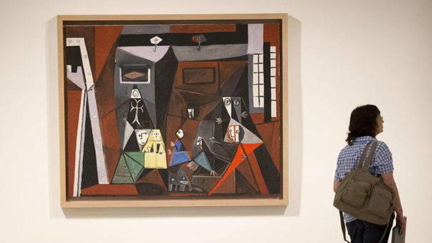 Una visitante ante la obra &#039;Las meninas&#039;, de 1957.