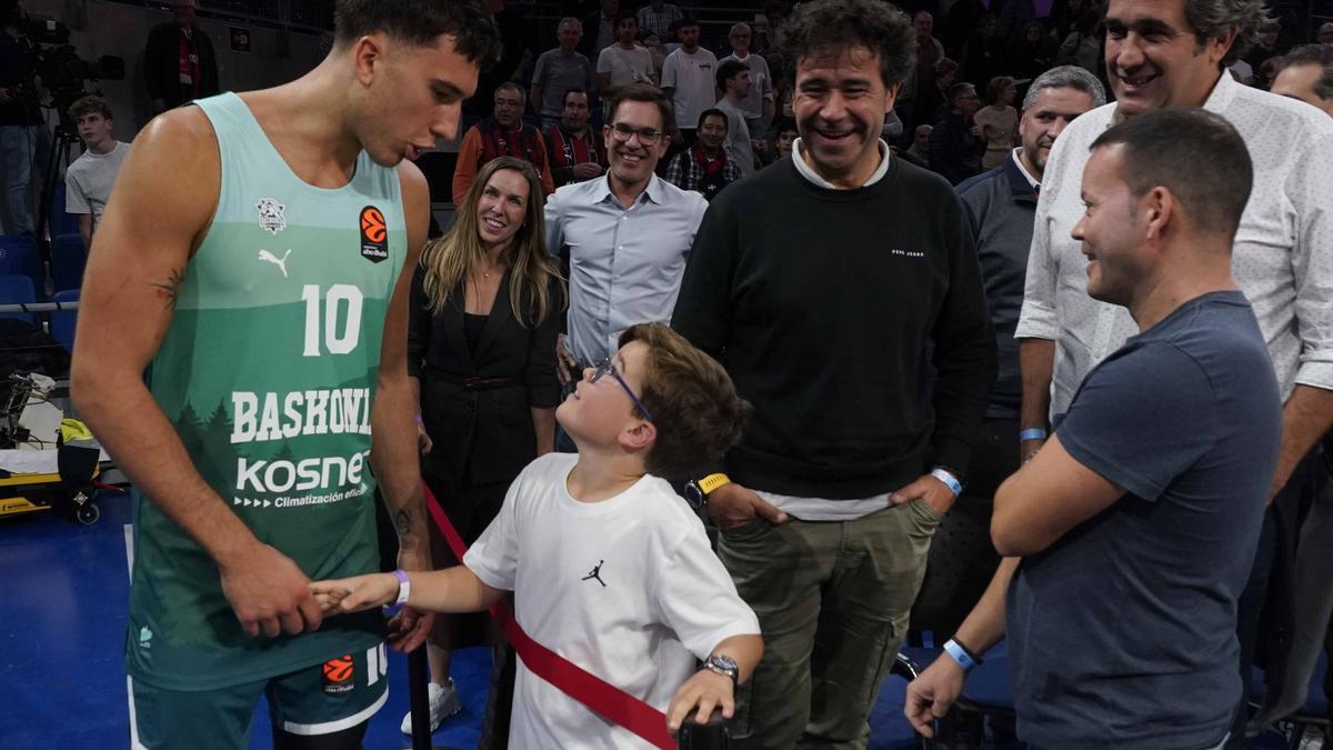 Spagnolo saluda a un joven fan al final del partido