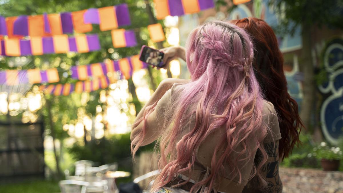 Bi neska telefono mugikor batekin.