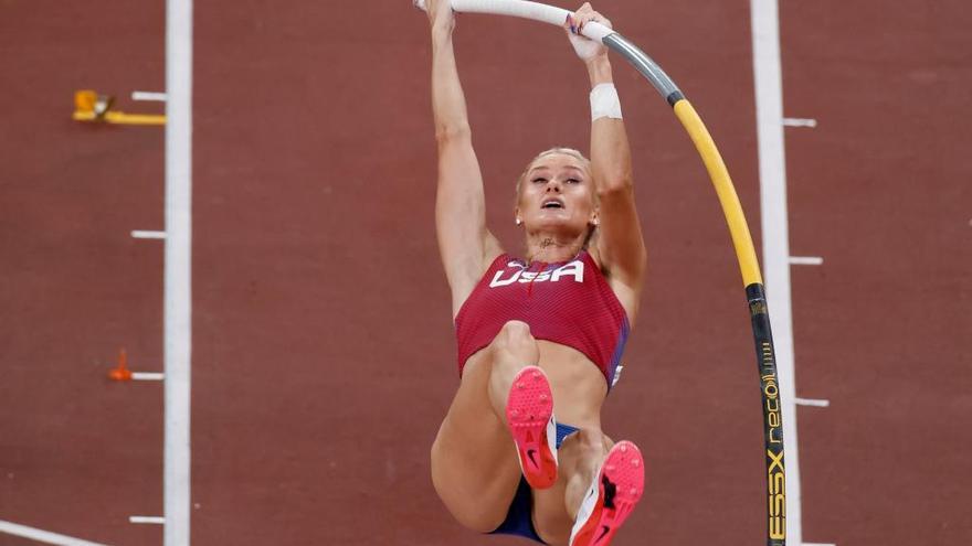 La estadounidense Katie Nageotte compite en la final de salto de pértiga femenino.