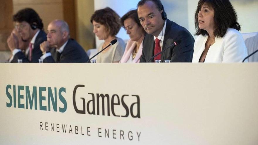 Markus Tacke (2d), consejero delegado de Siemens Gamesa, y Rosa García, presidenta del Consejo de Administración, en una junta de accionistas.